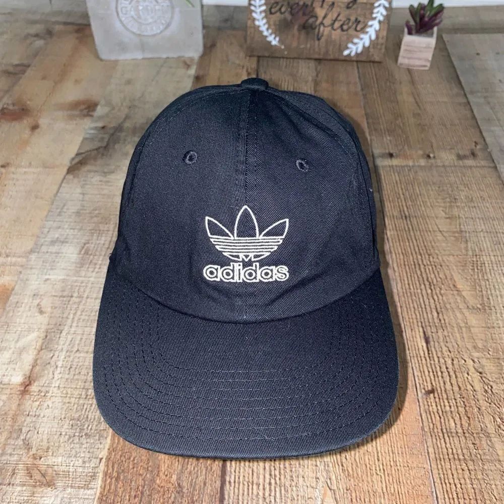 Adidas black snap buckle back hat